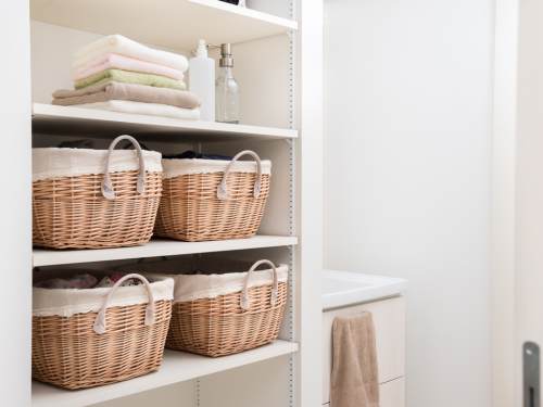 Was früher ein so genannter Wirtschaftsraum war, in dem man so gut wie alles unterbrachte, muss heute mit Möbelstücken gezielt erst als Stauraum quer durch den Wohnraum geschaffen werden.